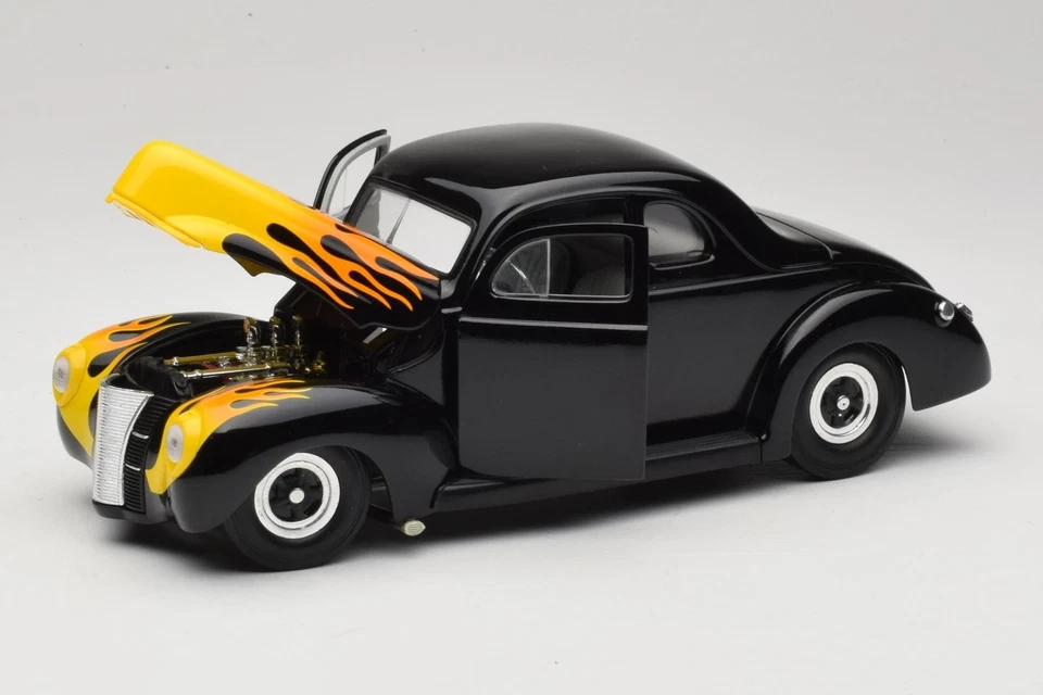 6002 Ford Deluxe Hot Rod Black Universal Hobbies 1:18 - Immagine 2 di 4