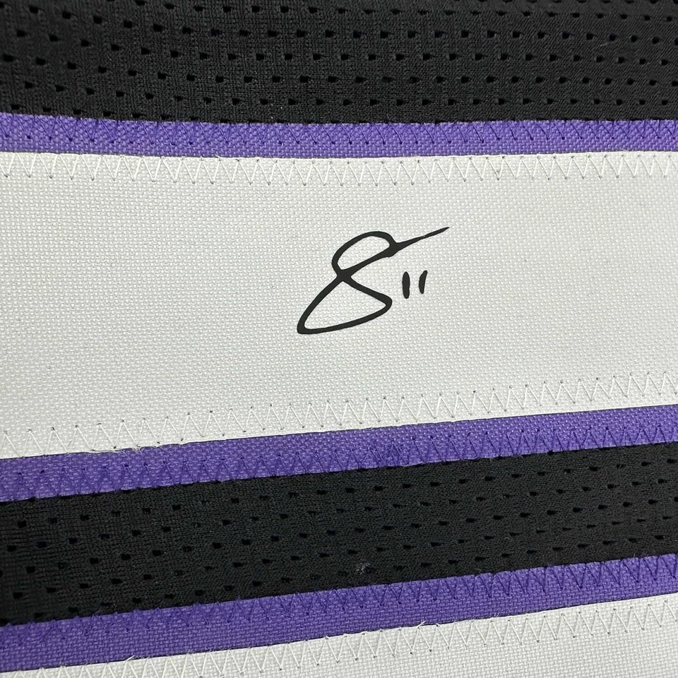 Camiseta deportiva enmarcada facsímil autografiada DeMar DeRozan 35x39 negra reimpresión láser automática Foto 2 de 2