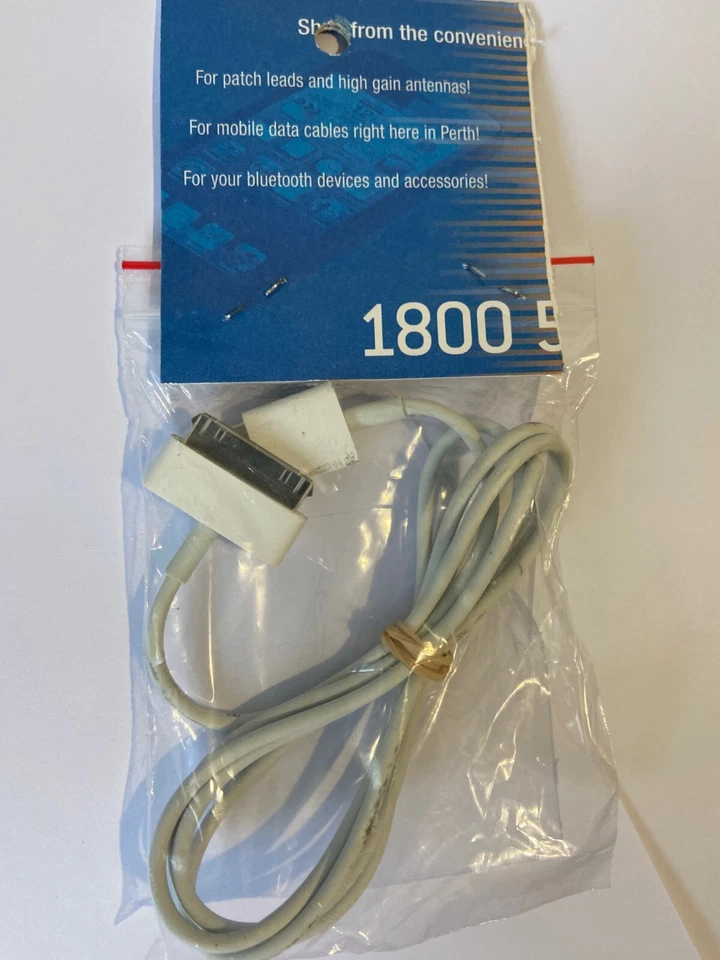 30 Pin Male Connector to USB Data Cable in White for iPad 2/3 & iPhone 4,4S,3GS. - Image 2 of 2