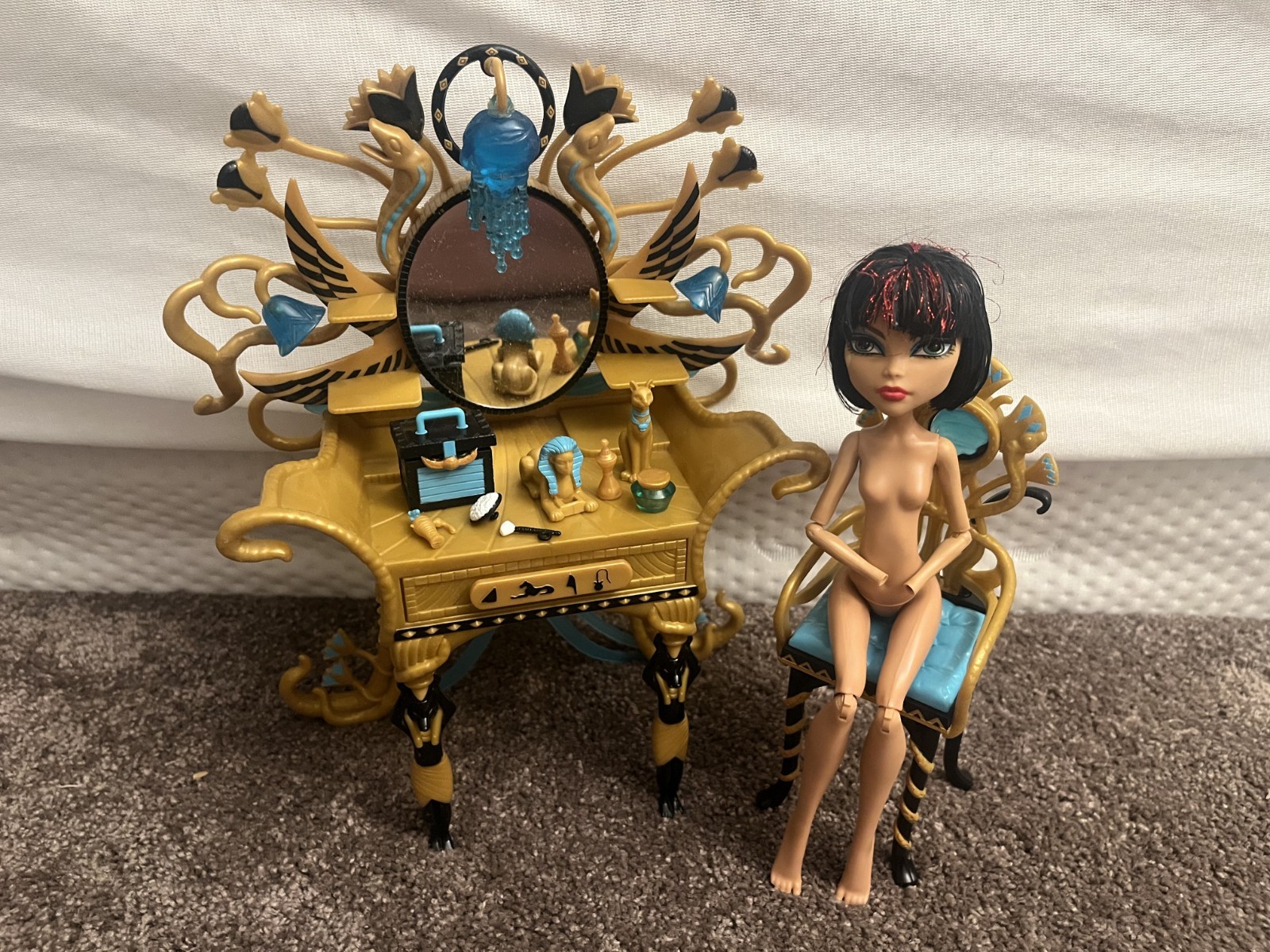 2011 Monster High Cleo de Nile Vanity Playset and Accessories + Cleo Doll