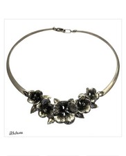 Splendida collana girocollo Kabana in argento sterling con fiori di ibisco in pensione