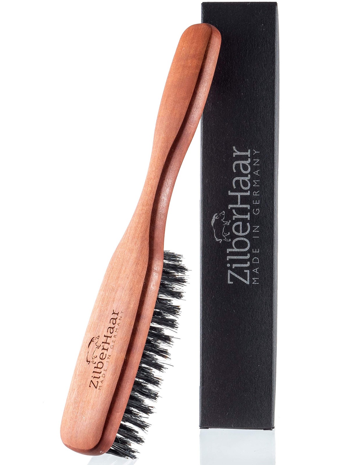 Brosse cheveux et barbe longue en sanglier rigide, le rituel matinal des barbus élégants