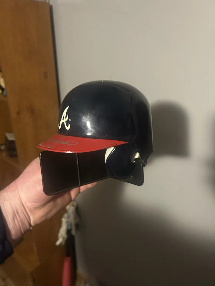 Mini capacete Atlanta Braves assinado Brian Jordan certificado de autenticidade incluído por volta de 1999 - Imagem 3 de 4