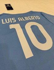 Svelata la nuova maglia home della Lazio: torna l'aquila sul petto - Il