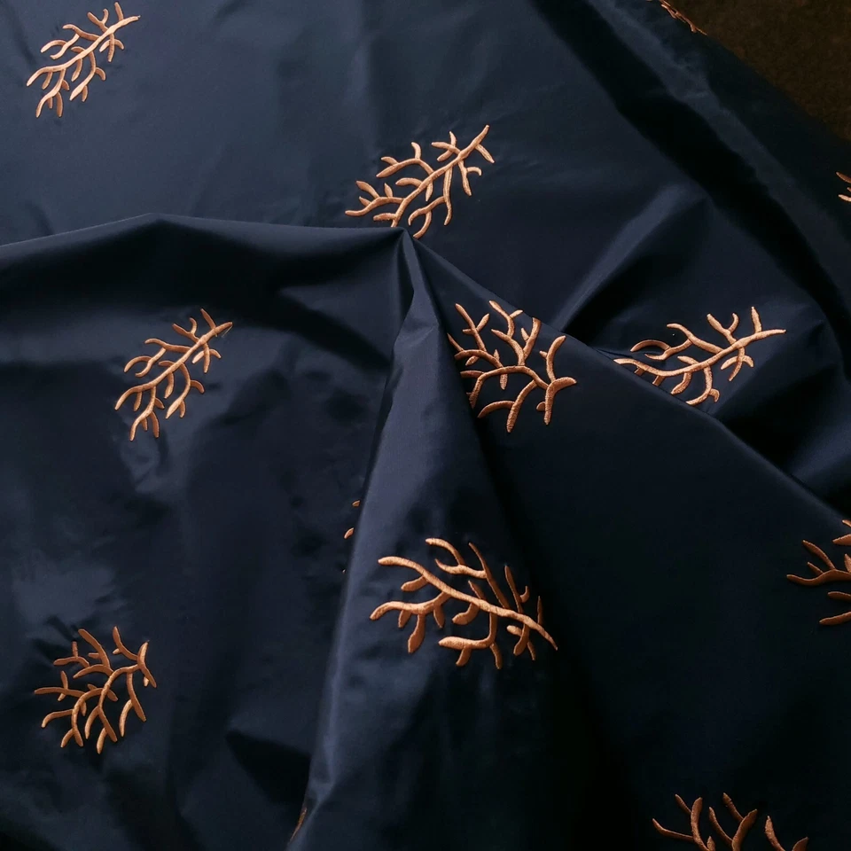 Tela de tafetán azul marino coral dorado bordado 56" por yarda Foto 3 de 4