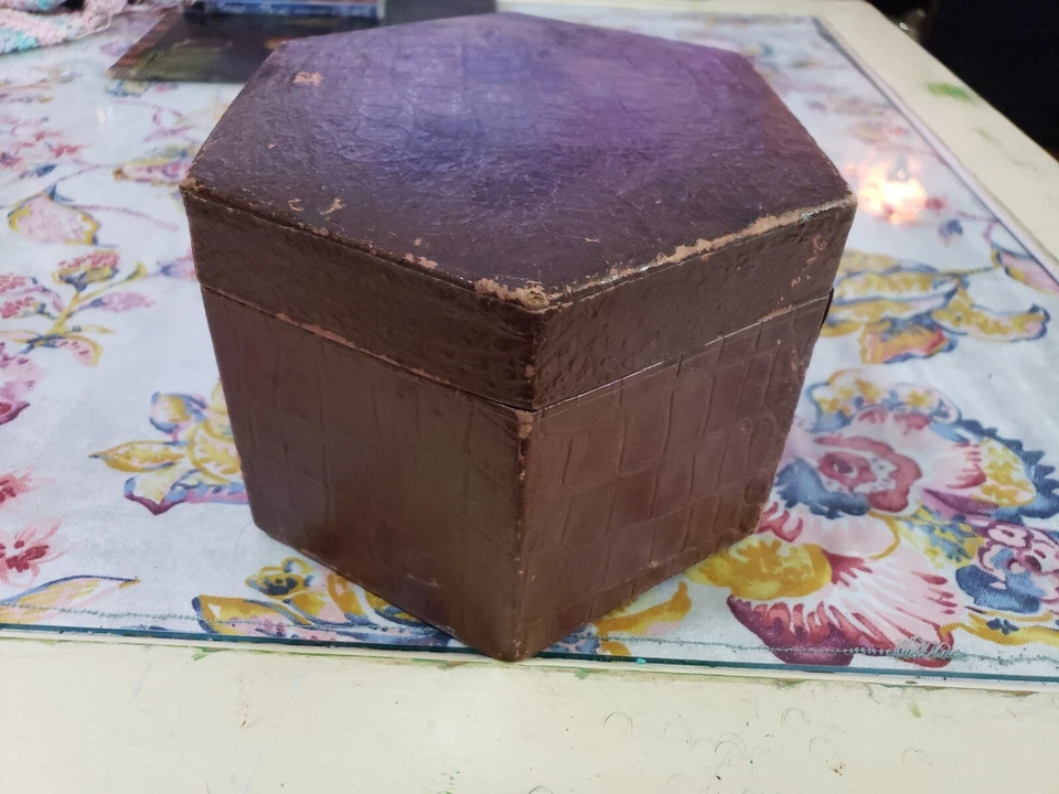 CAIXA DE COLARINHO DE COURO VITORIANO ANTIGA trava de latão hexagonal - Imagem 3 de 4