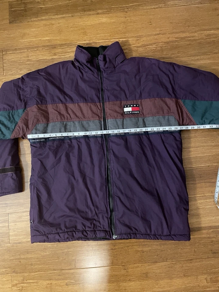 Jaqueta acolchoada vintage Tommy Hilfiger color block com logotipo Lion Crest - Imagem 3 de 4