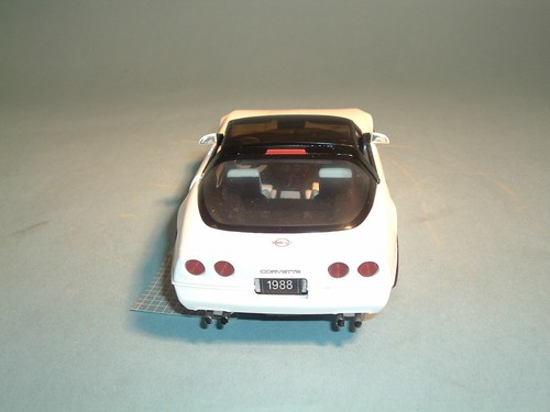 CORVETTE 1988 CHEVROLET WHITE CORVETTE FRANKLIN MINT 1:24 DIECAST & DISPLAY CASE - Picture 10 of 11