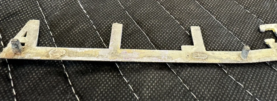 复古 20 世纪 50 年代 Anglia 铭牌徽章金属英国福特 — 第 4/4 张图片