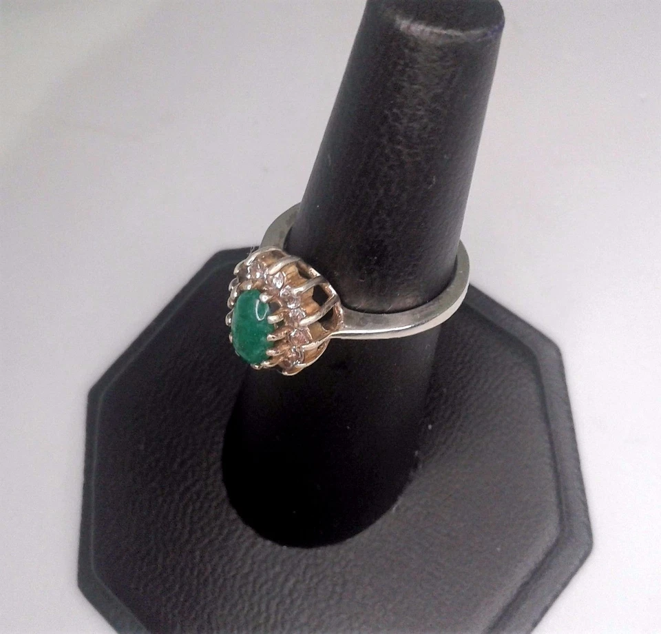 Anello in argento con smeraldo taglia cabochon circondato da zirconio - Immagine 3 di 4