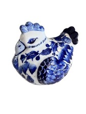 FIGURA DE GALLINA GALLINA SENTADA AZUL Y BLANCA DE PORCELANA PINTADA A MANO FLORAL