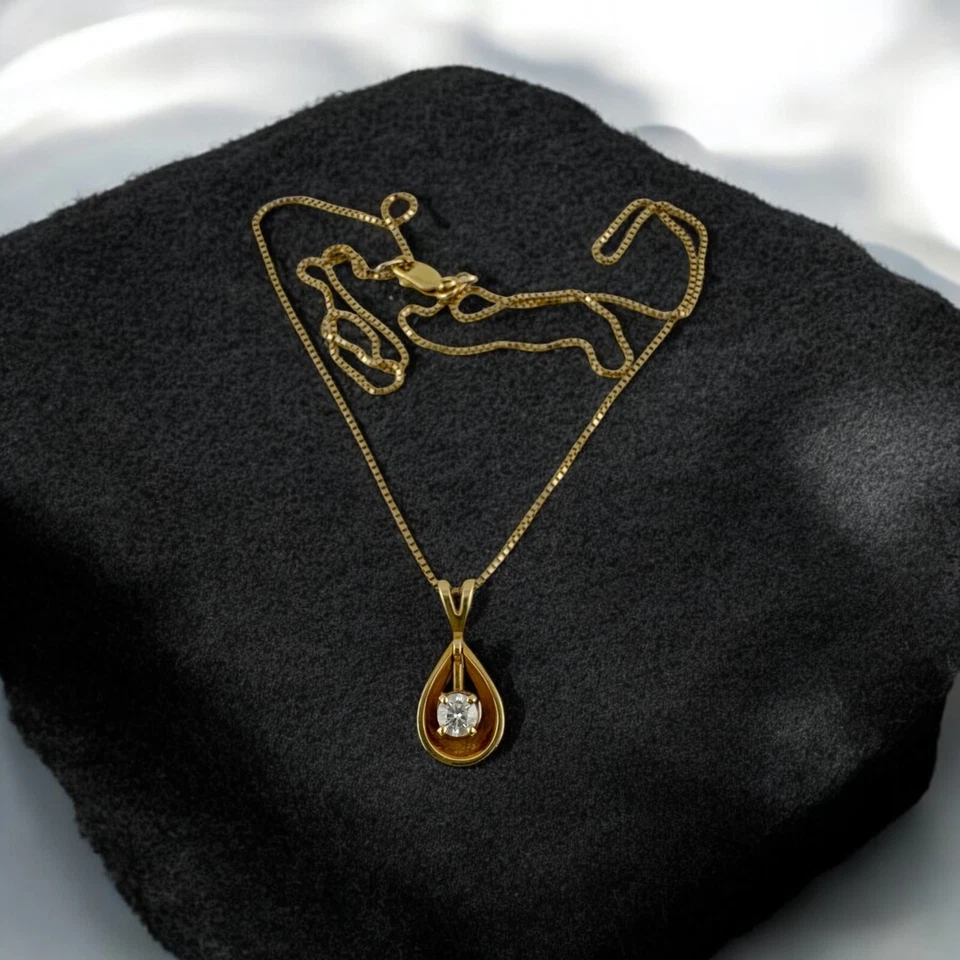 Colgante vintage de diamantes en forma de lágrima de oro amarillo de 14 quilates de 0,25 quilates Foto 3 de 4