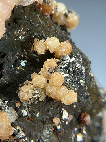 RODOCROSITE, PIRITE, CALCITE E SFALERITE SU PIRROTITE DA STAN TERG, KOSOVO - Foto 13 di 17