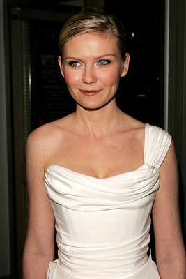 Actress Kirsten Dunst arrives UK Premiere of Elizabethtown as part- Old Photo 6