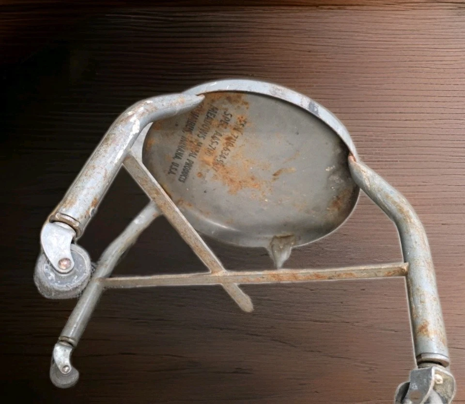 Taburete militar de metal 1962 con ruedas usado durante la guerra foto de colección Foto 2 de 4