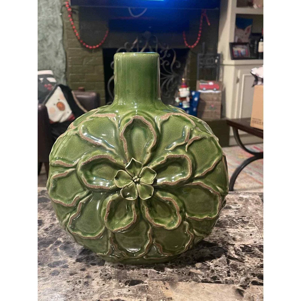 Florero de cerámica dimensional verde Benzara Poslie Foto 2 de 4