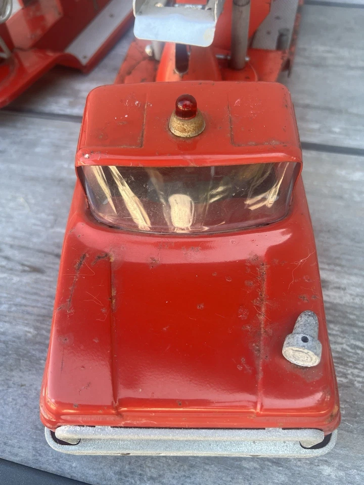 Vintage Tonka MFD Fire Truck with Two Ladder Trailers - Image 3 of 4
