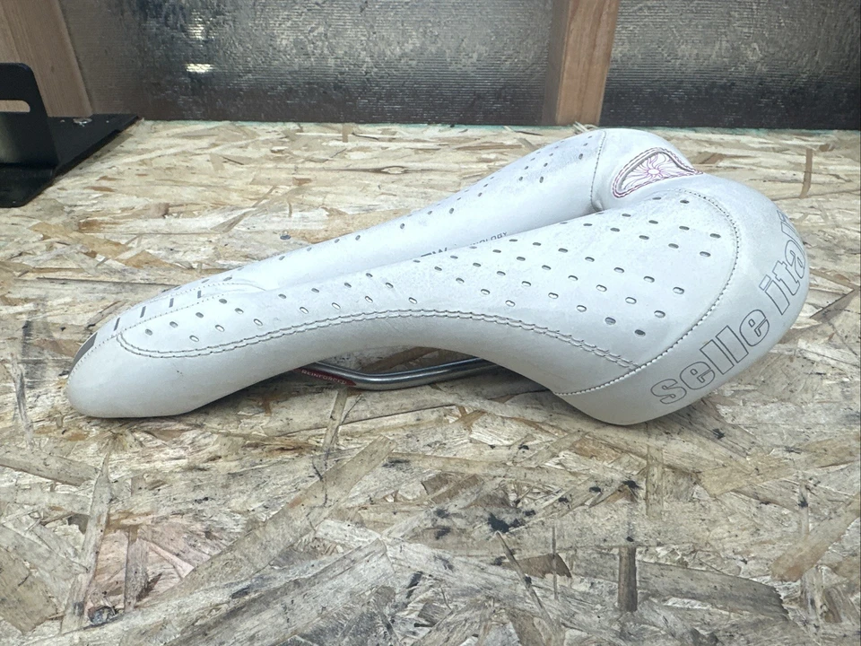 145mm Wide SELLE ITALIA DIVA LADY GEL FLOW Saddle - VANOX RAILS - WHITE - 261g - Image 3 of 4