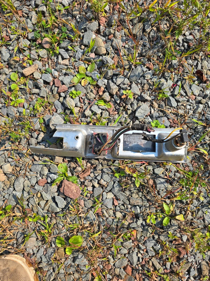 1967 CADILLAC DEVILLE FLEETWOOD LH REAR DOOR PANEL TRIM ASHTRAY LIGHTER 9709757 - Image 2 of 3