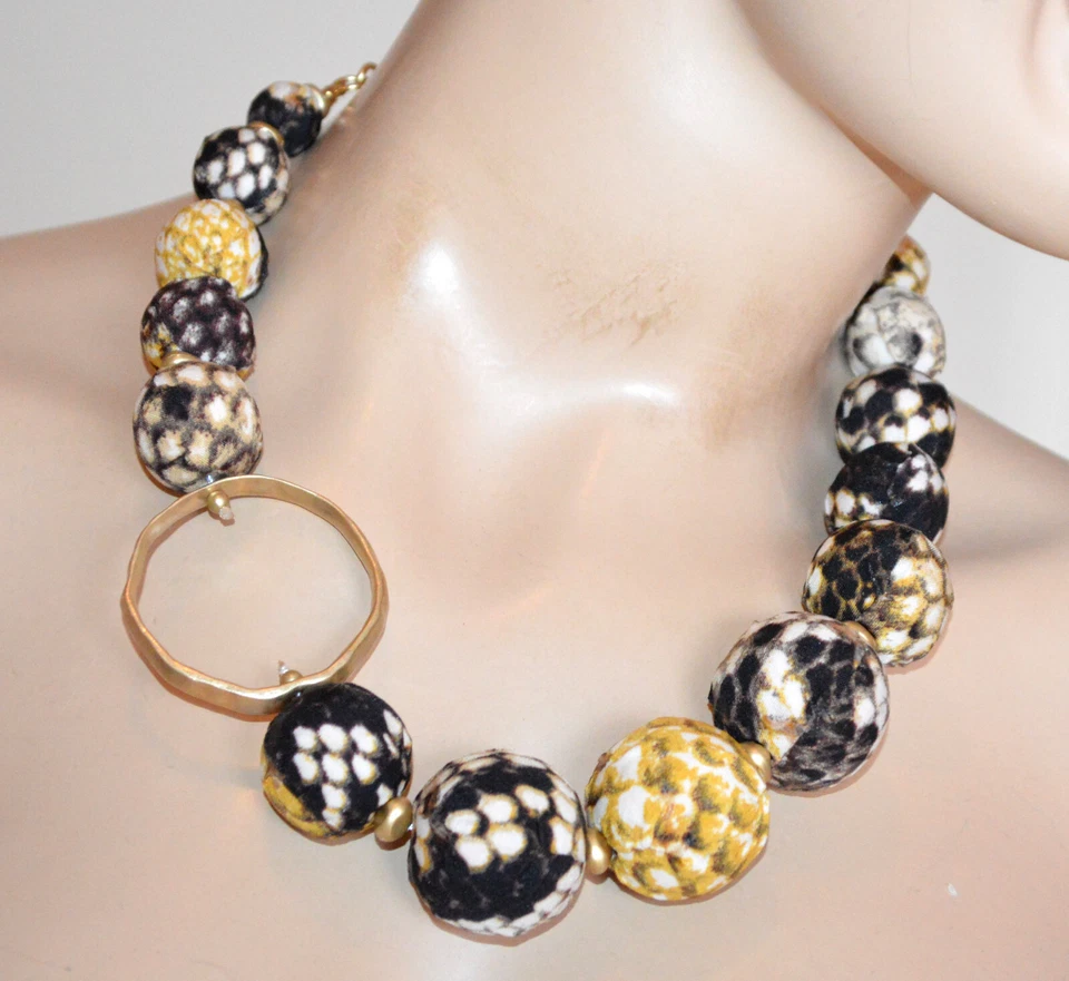 Collana donna girocollo ciondoli tessuto neri bianco oro anello dorato US15 - Immagine 2 di 4