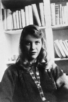 Autorin Sylvia Plath sitzend vor einem Bücherregal 1950 Autorin 4x6 Foto