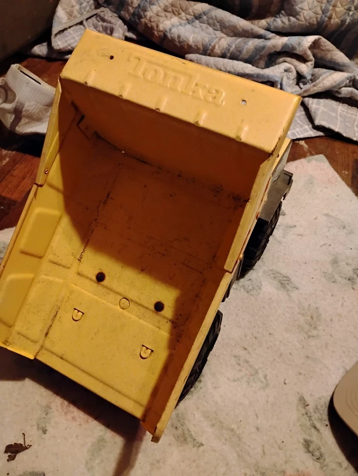 Camión de volteo Tonka Mighty diésel juguete de construcción clásico vintage, amarillo Foto 4 de 4