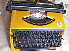 Orange Brother Deluxe 262 TR Typewriter AZERTY w Case 10M Badge Vintage