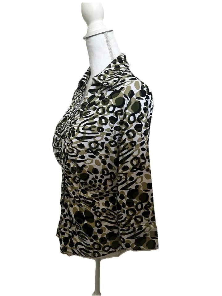 Blusa Essentials By Milano Grande Estampado Animal Blanco Verde Botón Safari Cuello en V Foto 4 de 4