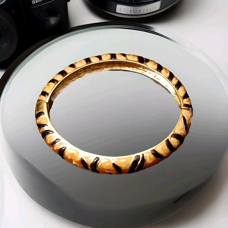 Brazalete Tiger Cuff 6.75" de Kenneth Jay Lane Foto 2 de 4