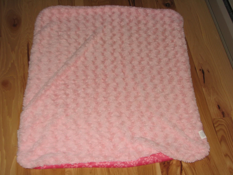 ОДЕЯЛА И ЗА ЕГО ПРЕДЕЛАМИ ЯРКО РОЗОВЫЙ ДАМАССКИЙ ЗАВИТОК ЗАВИТОК РОЗЕТКА МЕХА ДЕВОЧКА МИЛЫЙ - Изображение 2 из 3