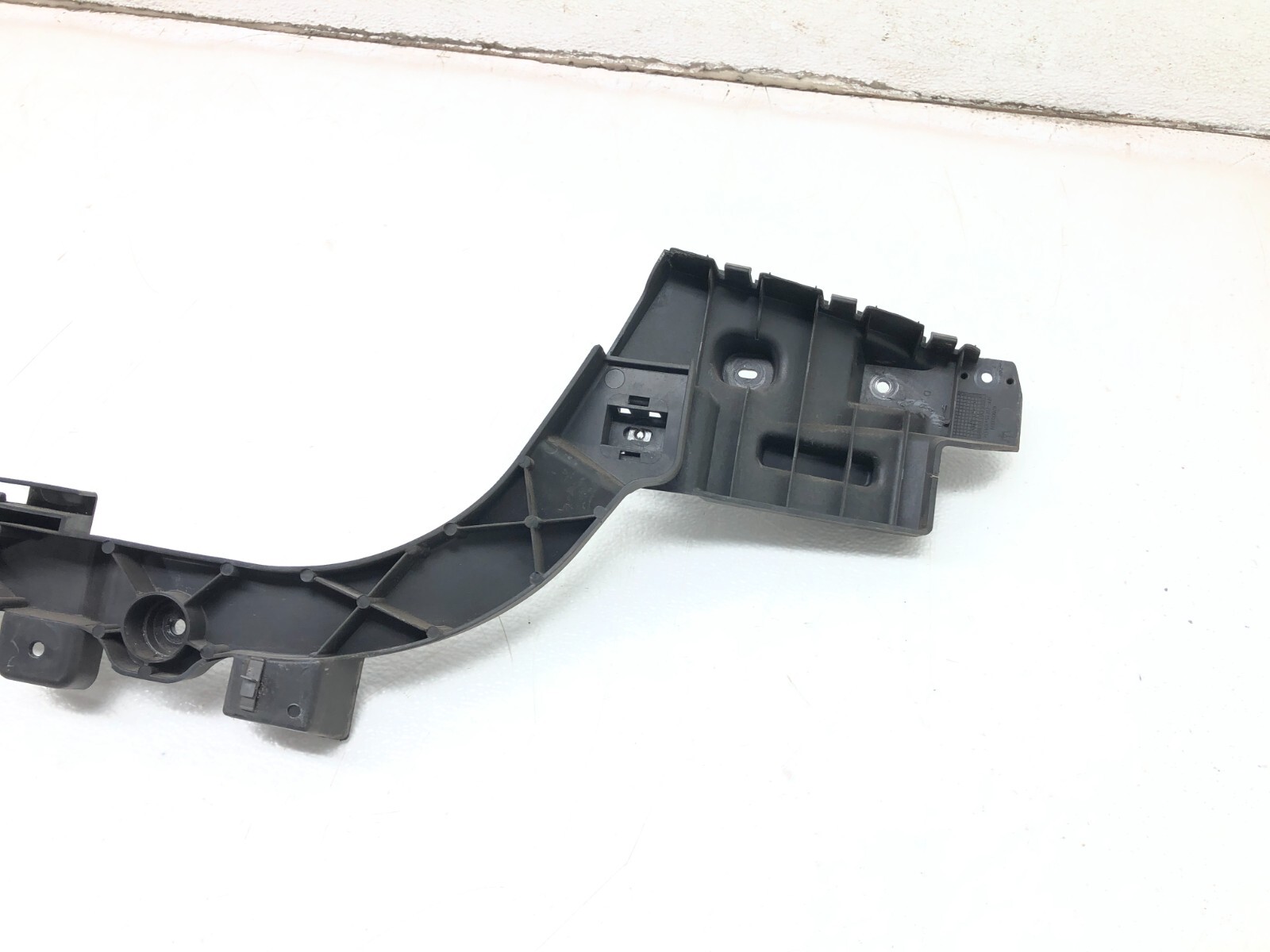 2014-2020 MASERATI QUATTROPORTE REAR BUMPER CENTER SUPPORT GUIDE BRACKET OEM