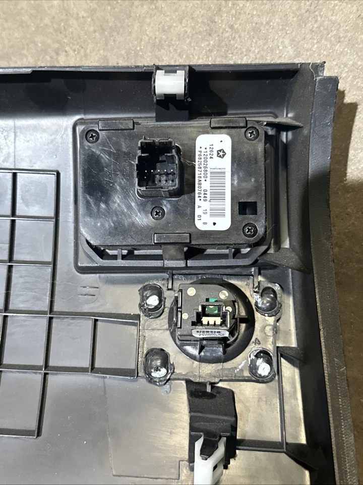 14 15 16 17 18 19 20 21 Jeep Grand Cherokee LH TABLERO BAJO PANEL P01679003bl Foto 3 de 4