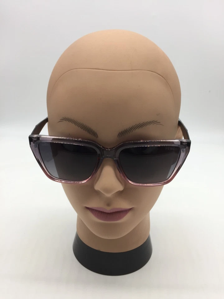 Женские дизайнерские солнцезащитные очки Fendi в прозрачной фиолетовой/розовой оправе 55-18-143 с серыми линзами - Изображение 2 из 4