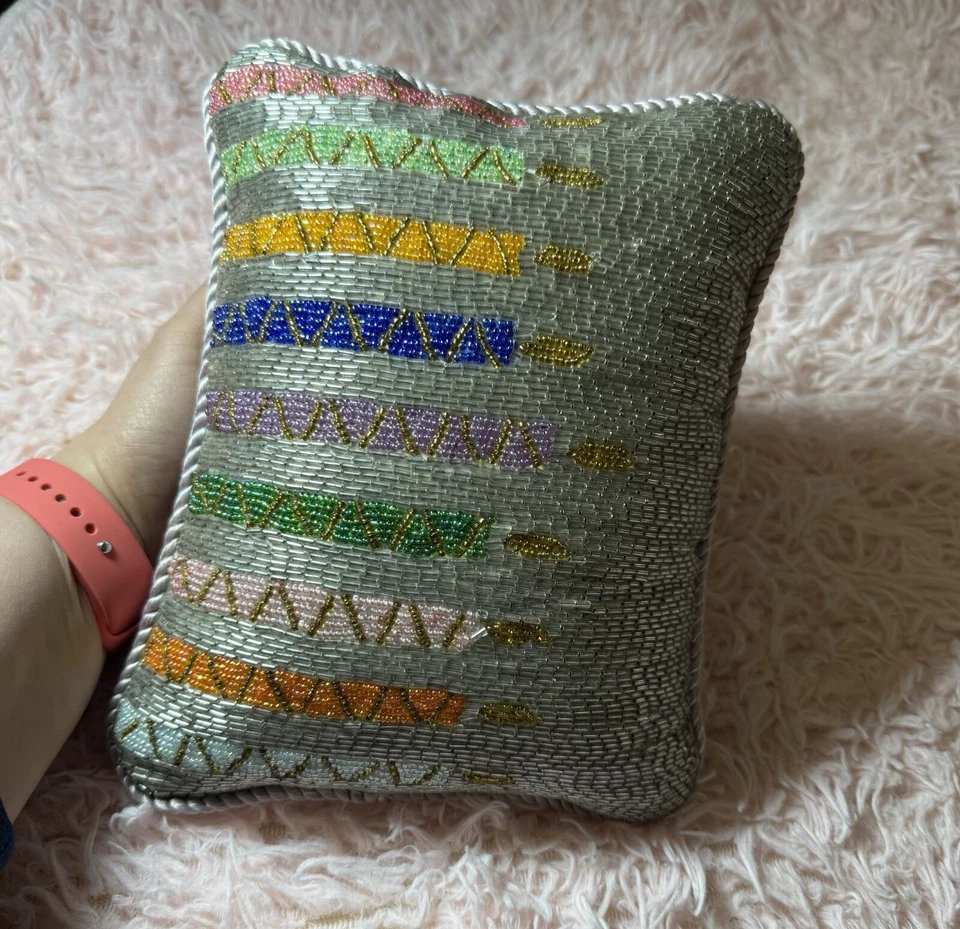 Mini almohada de punta de aguja Two's Company con patrón decorativo de cuentas azteca Foto 3 de 4