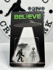 Extraterrestre gris y Bigfoot con figuras en miniatura OVNI Abduction Believe, Sasquatch, Yeti