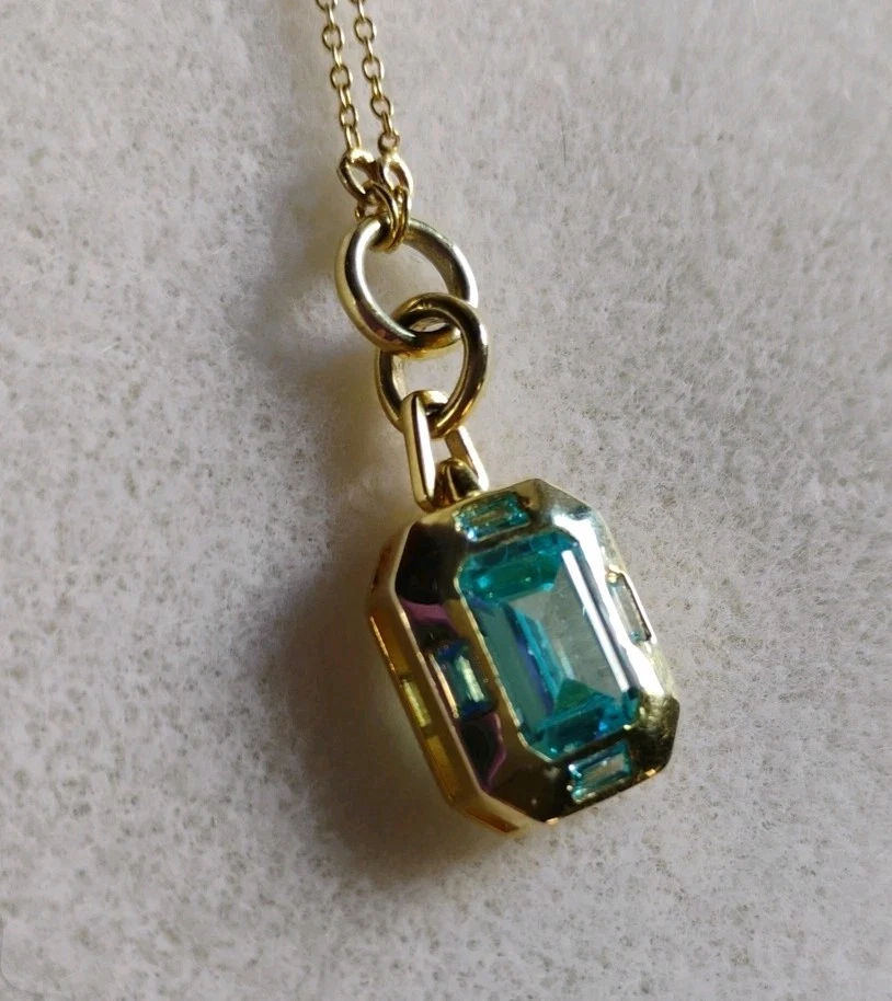 Elegante colgante enchapado en oro amarillo de 14 quilates de aguamarina creada en laboratorio de corte esmeralda de 3 quilates de 18" Foto 3 de 4