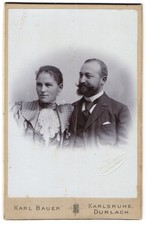 Fotografie Karl Bauer, Karlsruhe, Zähringer-Str. 41, Ehepaar in zeitgenössische 