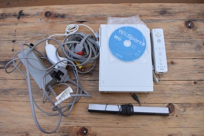 Nintendo Wii Konsole mit Wii Sports alle Kabel Wiimote Chuck Motion Bar funktioniert