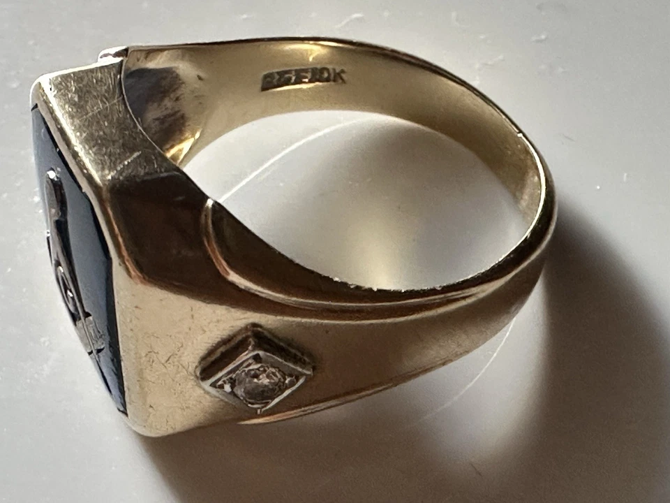 Anillo de oro amarillo de 10 quilates con emblema G masónico de espinela azul con acento de diamantes - talla 10 Foto 3 de 4