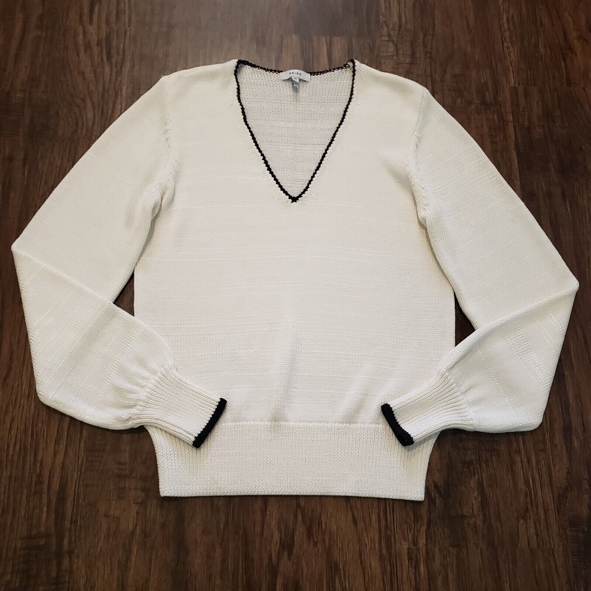 V-neck Contrast Long-Sleeved Sweater V-neck Contrast Long-Sleeved Sweater