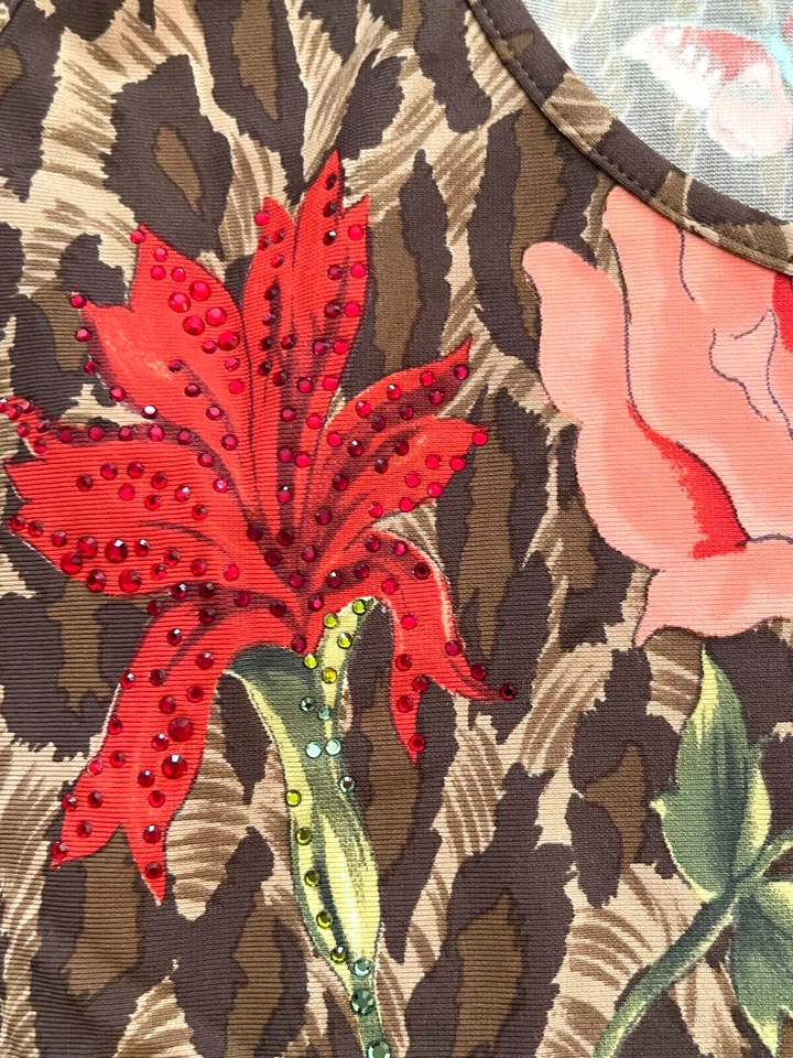 Regata Blumarine com estampa de leopardo, flores e borboletas enfeitada tamanho pequeno - Imagem 4 de 4