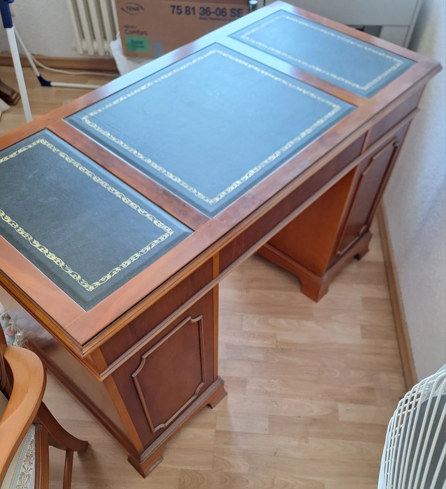 Attraktiver, kompakter Schreibtisch, 1,25 m breit - Bild 4 von 4