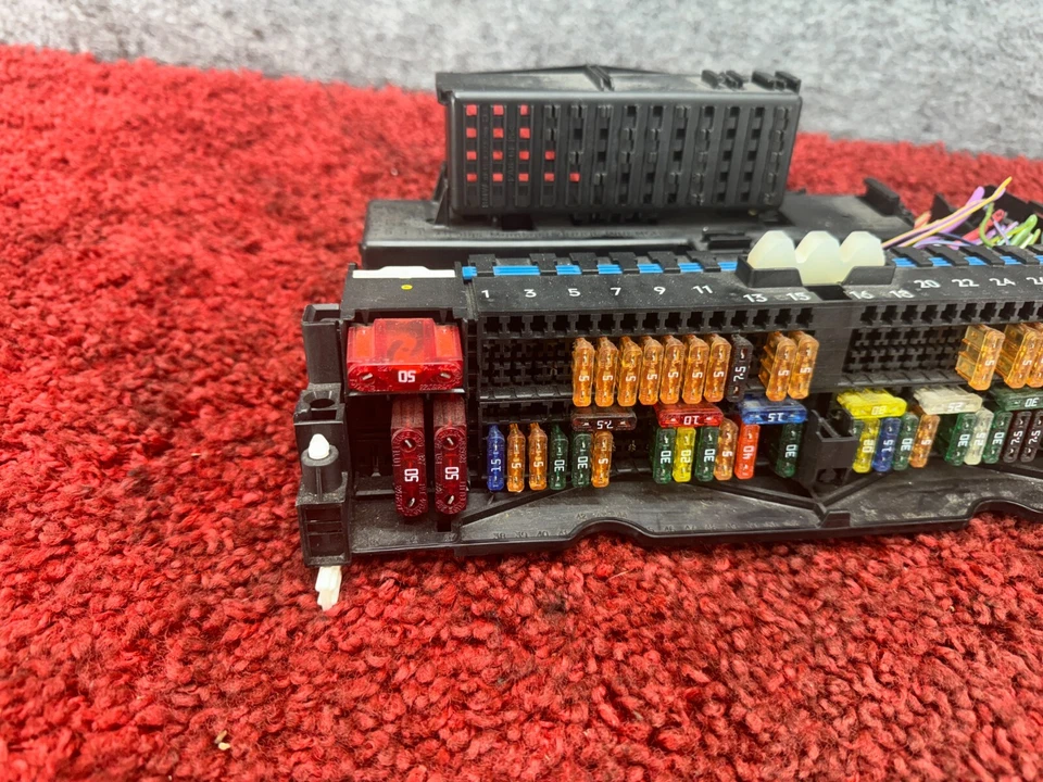 BMW 1999-2010 E83 E46 M3 CAJA RELÉ DE FUSIBLES DISTRIBUCIÓN DE ENERGÍA DELANTERA CAJA DE FUSIBLES OEM Foto 3 de 4