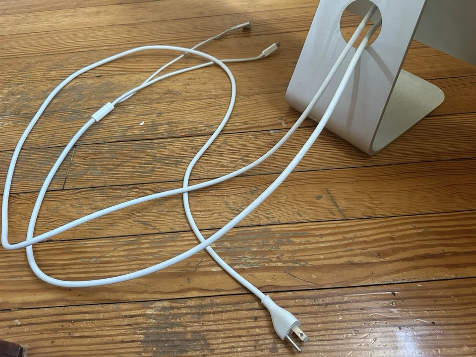 Apple Thunderbolt Display A1407 EMC Number: 2432 Rated 100-240V~, 50-60Hz. 3,5A - Image 3 of 4