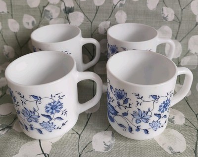 Arcopal France Vintage weiß Milchglas Becher X4 ASTER blau Blumenmuster 70er