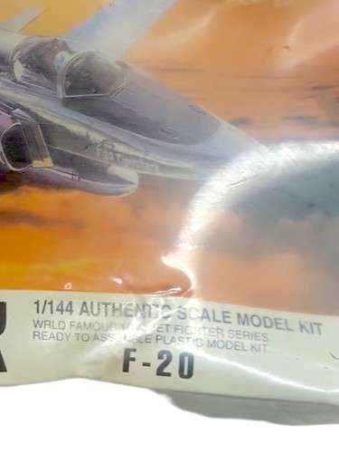 1/144 Scale Lee Models, F-20 Tiger Shark Jet Model Kit  BN Sealed Box Damaged - Picture 2 of 2