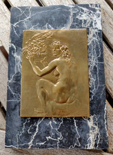 Bassorilievo in bronzo dorato nudo femminile firmato Francesco Messina su marmo