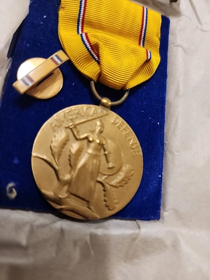 MEDALLA DE DEFENSA AMERICANA DE LA SEGUNDA GUERRA MUNDIAL + CINTA + SOLAPA PIN CAJA FECHADA 18/09/1945 COSA REAL Foto 3 de 4