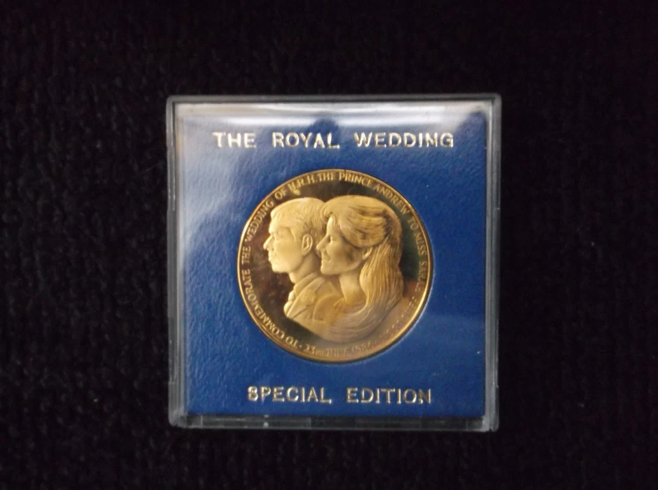 Royals Queen Elizabeth Commemorative Collectables Lot - Image 4 of 4
