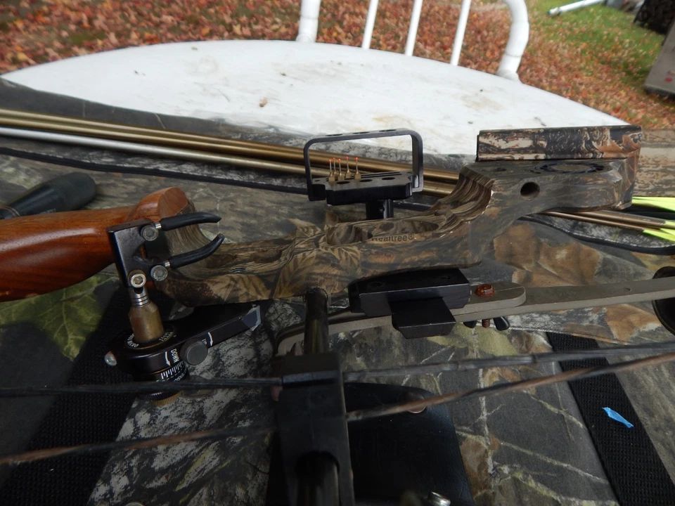 Mathews SoloCam  LX  Right-Hand Compound Bow With Quiver And Sight in Case - Image 3 of 4